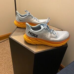 Women’s 8.5B Hoka Clifton 8